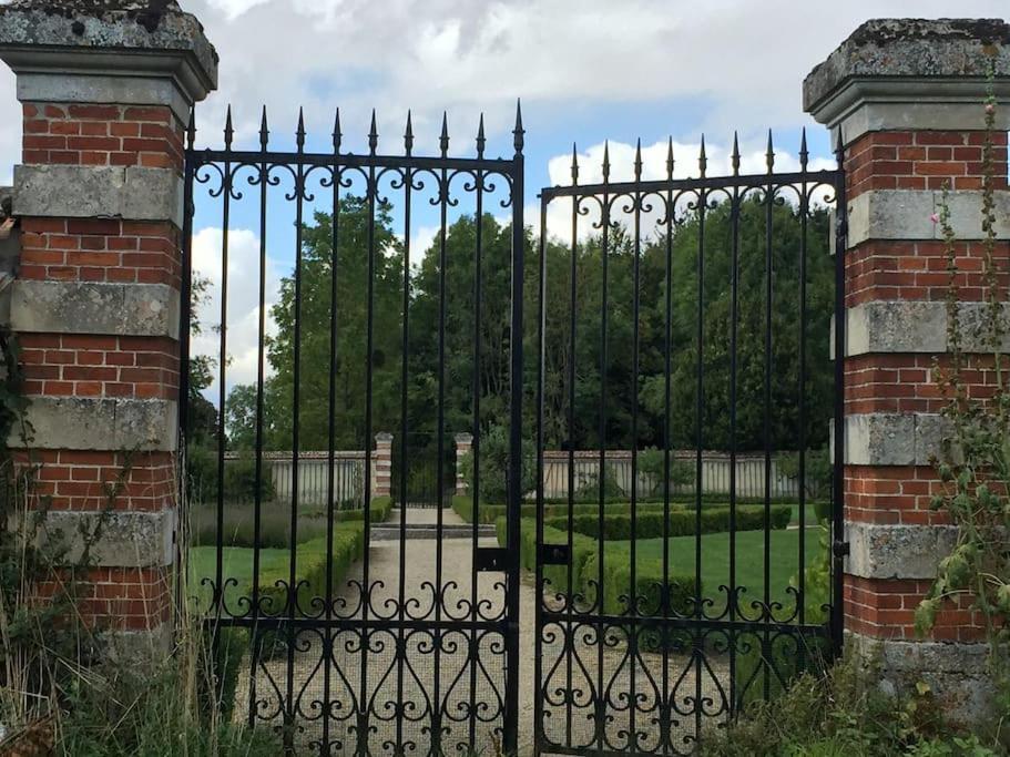 Charming Romantic Tower In Chateau Estate Ocquerre المظهر الخارجي الصورة